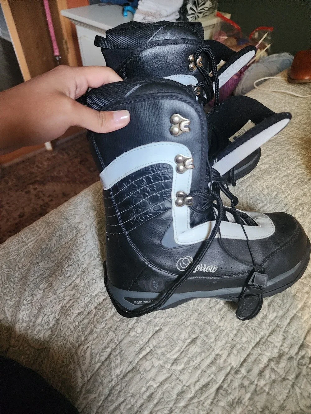 Womens Black and White Snowboard Boots - Brand: Unknown